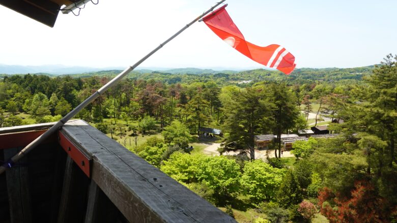 風にはためく旗は、より歴史を感じさせてくれるよね
