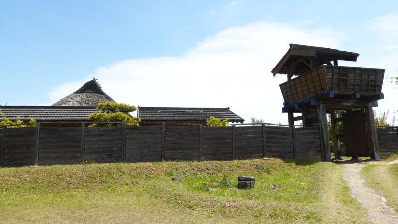 城主の館の入口、櫓門と板塀で守りを固める