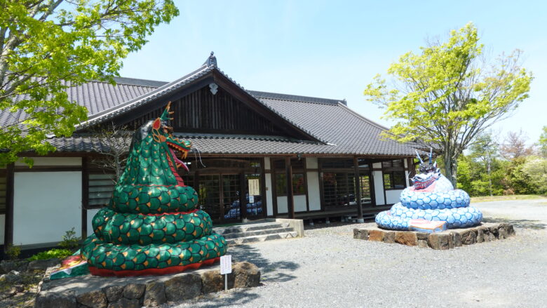 入口近くには、神楽民俗伝承館がある