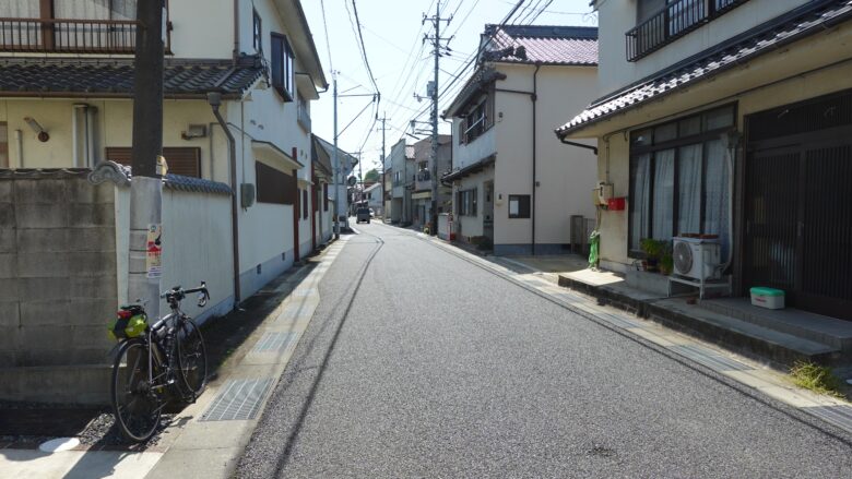 住宅街を進む
