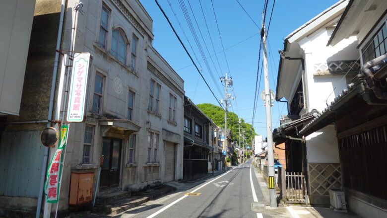 大正ロマンを感じる洋館(左)