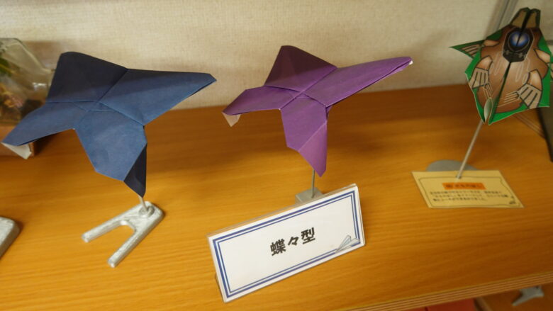 蝶々型の紙飛行機