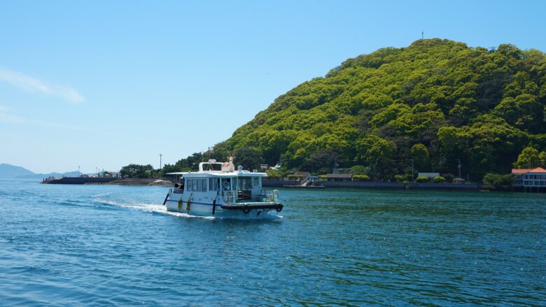 北条鹿島をバックにした渡し船に旅情を感じる