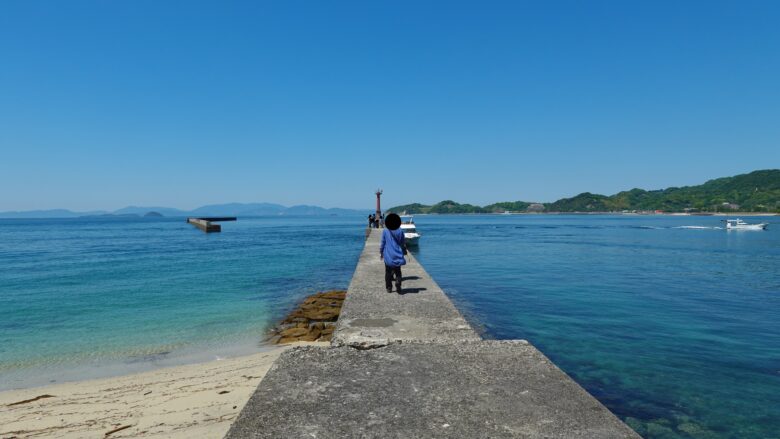 赤灯台波止（防波堤）の景観がいい感じ
