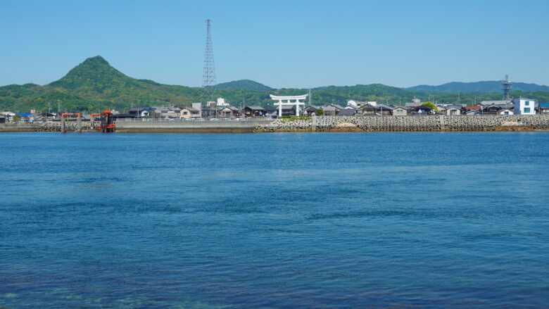 対岸には一の鳥居が見える