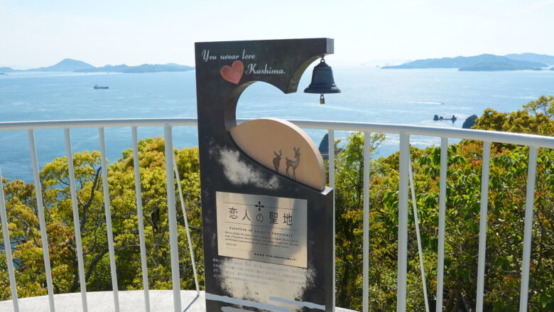 幸せの鐘、ハート型のデザインとシカの絵柄が可愛らしい