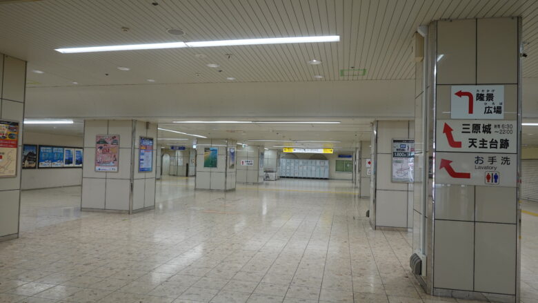 駅構内、天主台跡の案内がある