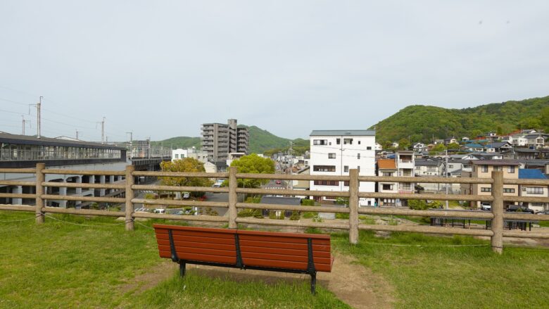 ベンチに座って三原市街を望む