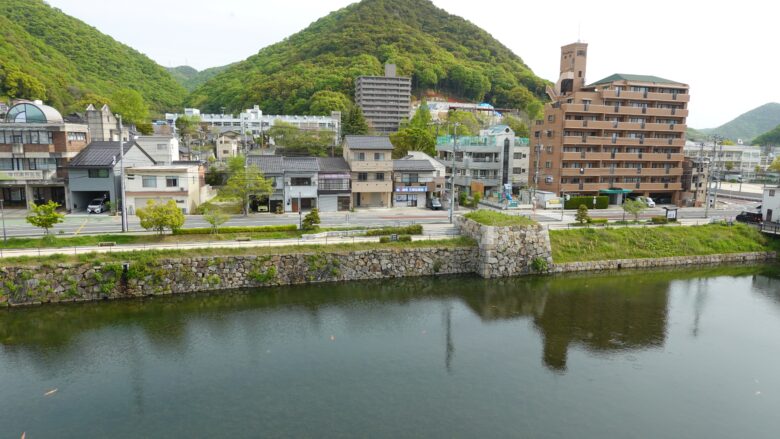 北側には山が広がる