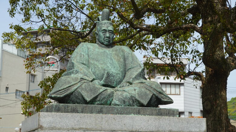 優し気な眼差しで、見守り続けている