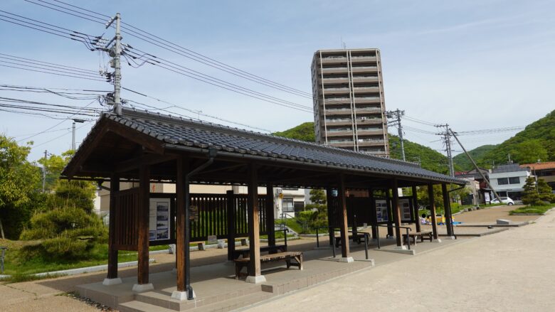 長屋門風の東屋