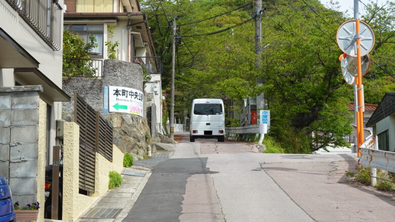 大島神社へ向かう途中の道幅に注意