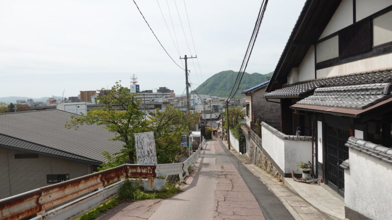 途中で振り返ると、三原市街を見下ろせる