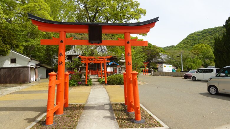鳥居の先には拝殿が見える