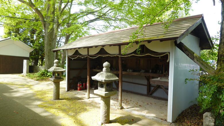 本殿横に建つ建物