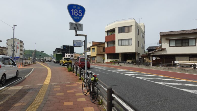 国道185号線は交通量が多い