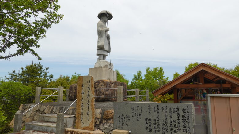 参道奥には、弘法大師像が立つ
