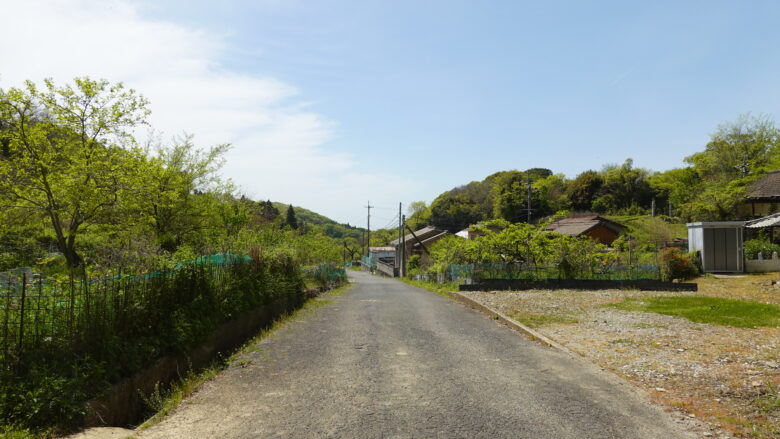 民家が見えてきた