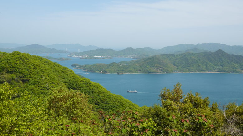 佐々木島(手前)その奥は因島
