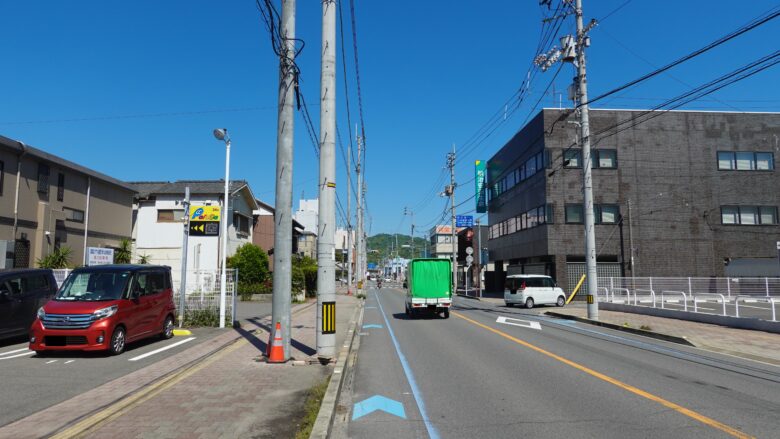 今治市の市街地をゆく