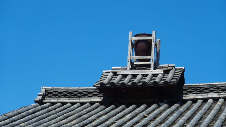 屋根の上にある「天水瓶」はとても目を引く