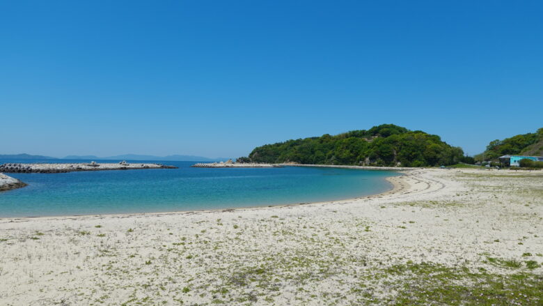 美しい白浜を歩く