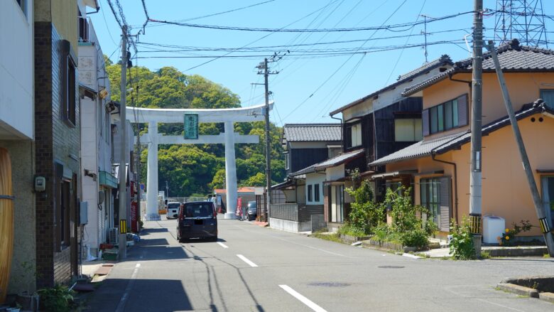 遠くからでも目を引く白い大鳥居