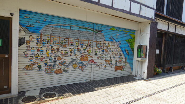 三津商店街にてシャッターアートを発見