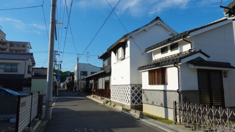 白壁が残る路地の雰囲気良し