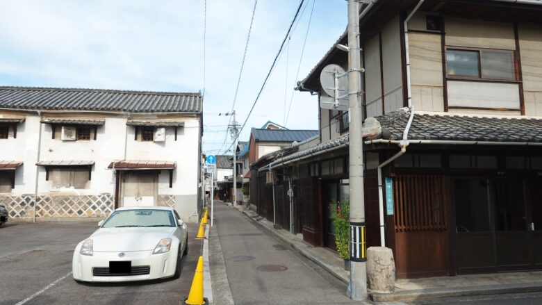 路地裏を歩くと、生活感をより感じるよね