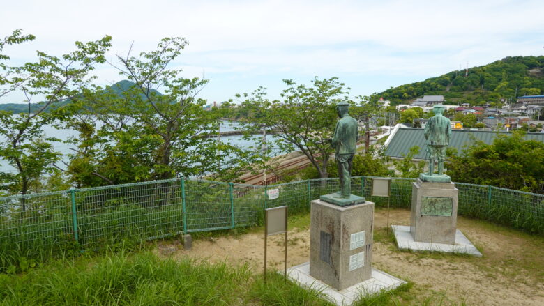 秋山兄弟が見守っている