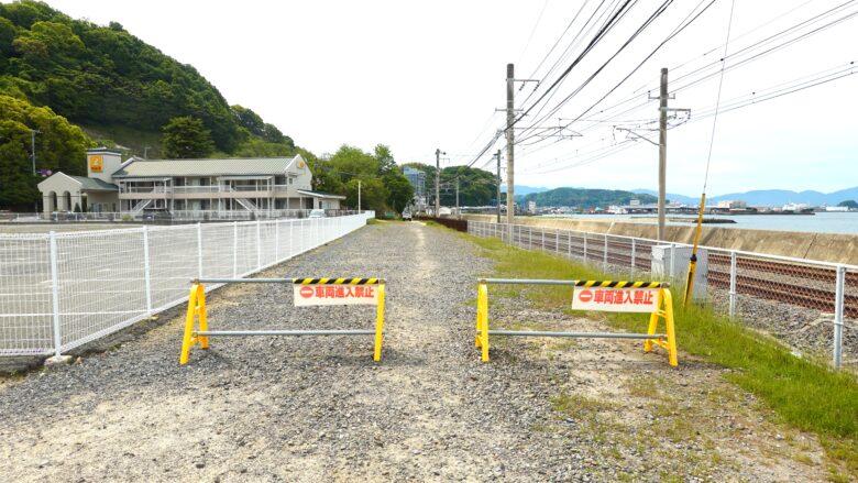 奥の通路を歩く（車は通れません）
