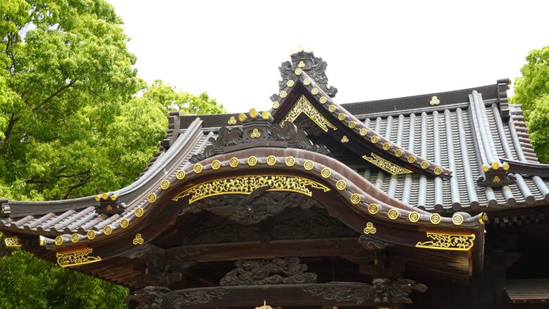 拝殿には黄金色に輝く神紋がいっぱい