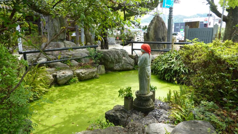 お地蔵様は、池の前で何を思うのか