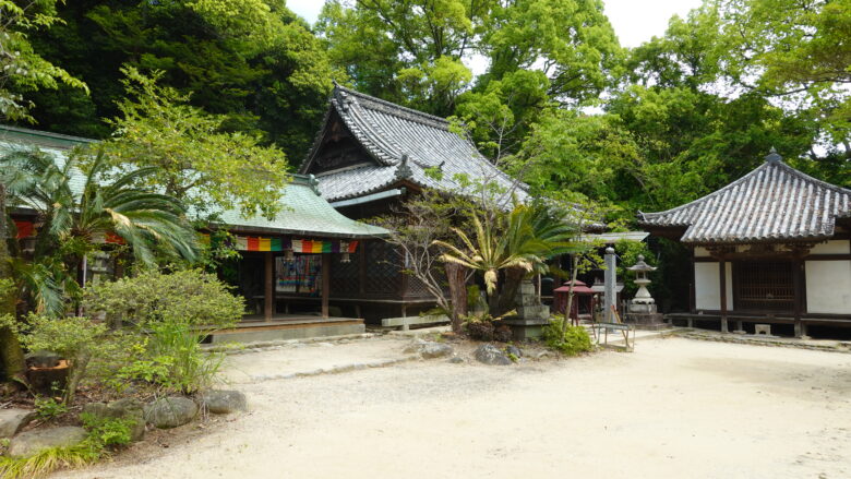 石手寺の境内