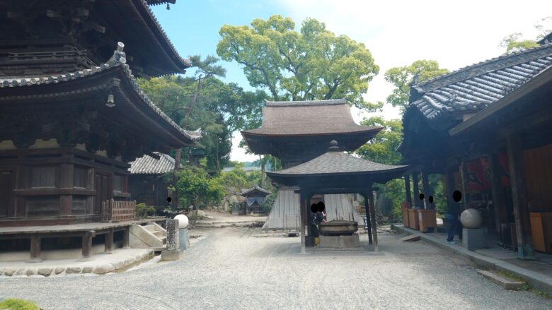 三重塔（左）の隣に鐘楼（中奥）と納経所（右）が建つ