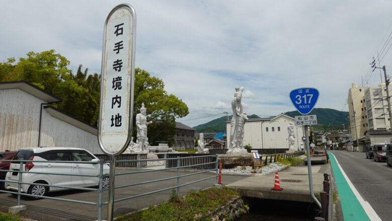 大きな巨像が立つ姿は目を引く