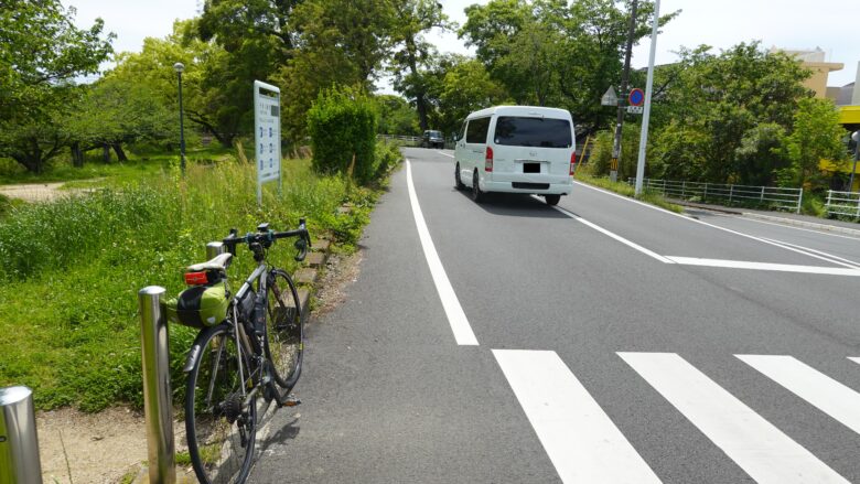 石手川沿いを疾走、左手側には石手川緑地が広がる