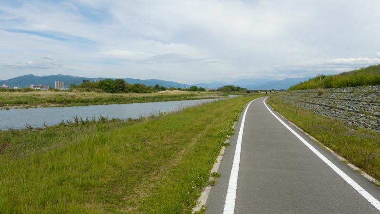 重信川沿いをゆっくりと走る