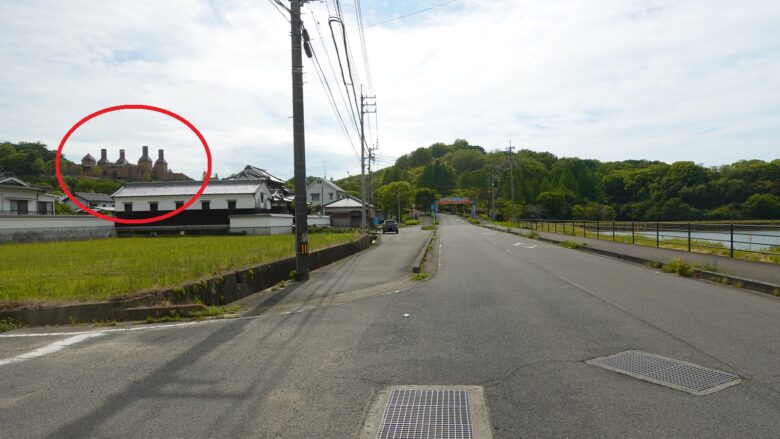 山の中腹にお城のような建物が見えてくる