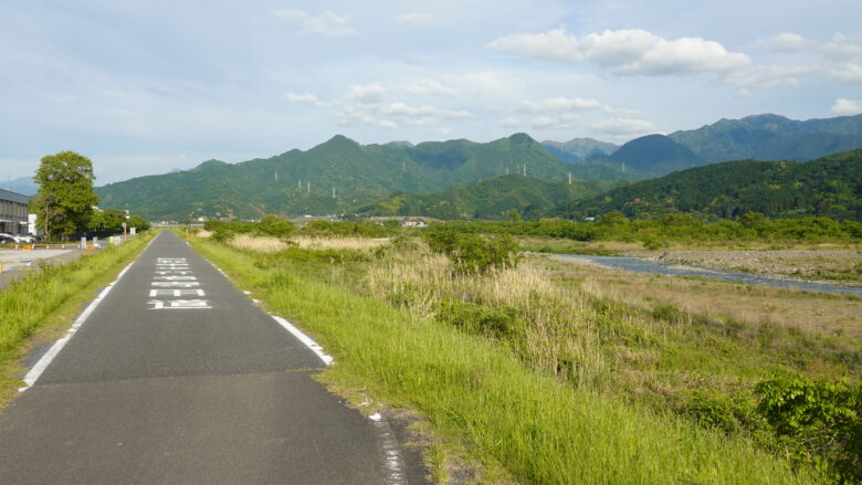 雄大な石鎚山脈の景観にテンションが上がる