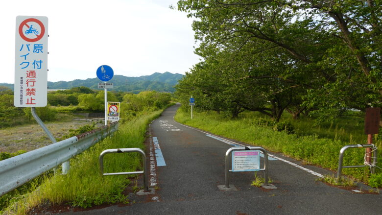 見奈良大橋を渡った先にある自転車道入口