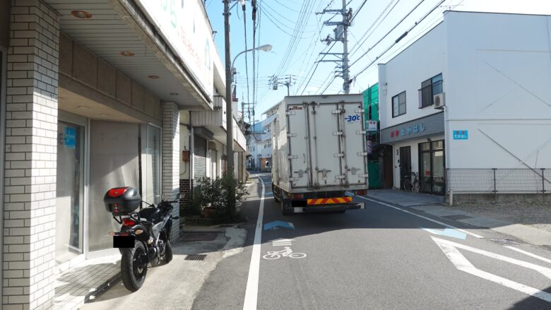 町中はゆっくり走る