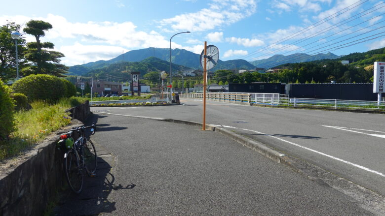 東温市斉院ノ木交差点