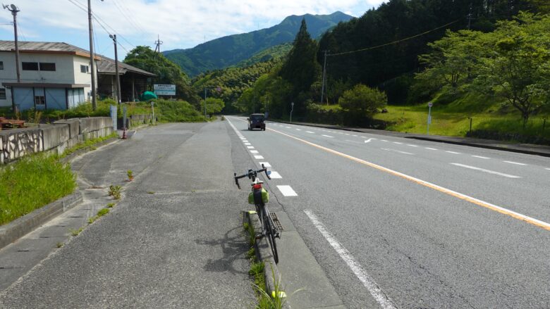 峠を越えると下り坂が続く