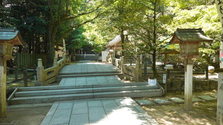 綺麗に整えられた参道は歩きやすい