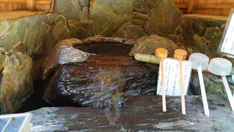 御神水が次々と湧き出てる