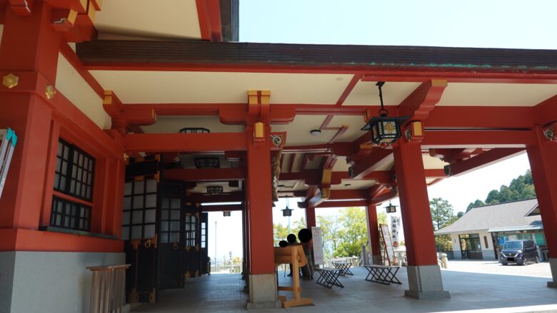 大きな庇があるぞ
