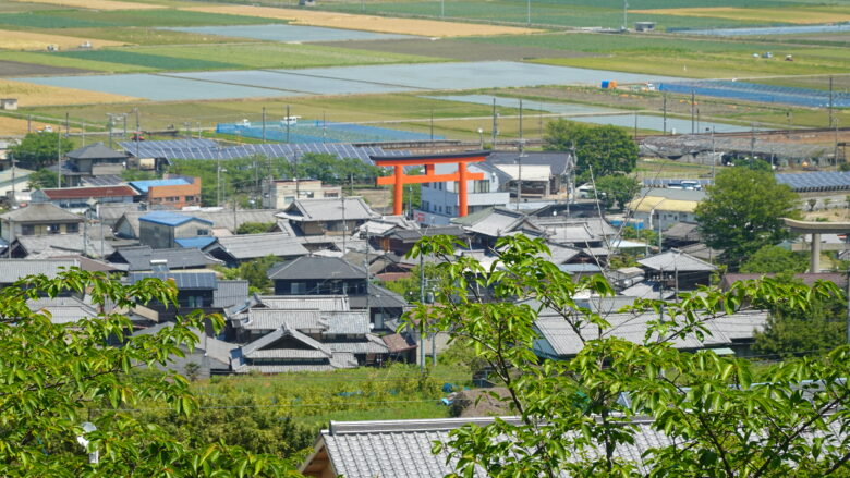 おっ、朱塗りの大鳥居（一の鳥居）を発見