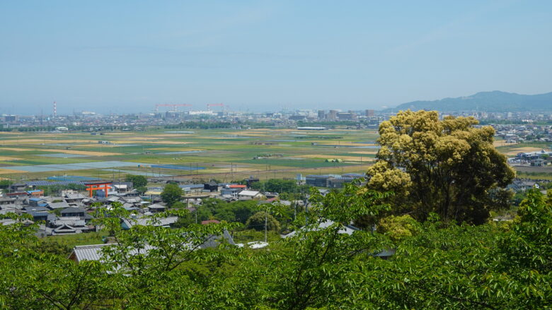 遠くには西条市街が見える